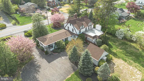 a view of a yard in front of house