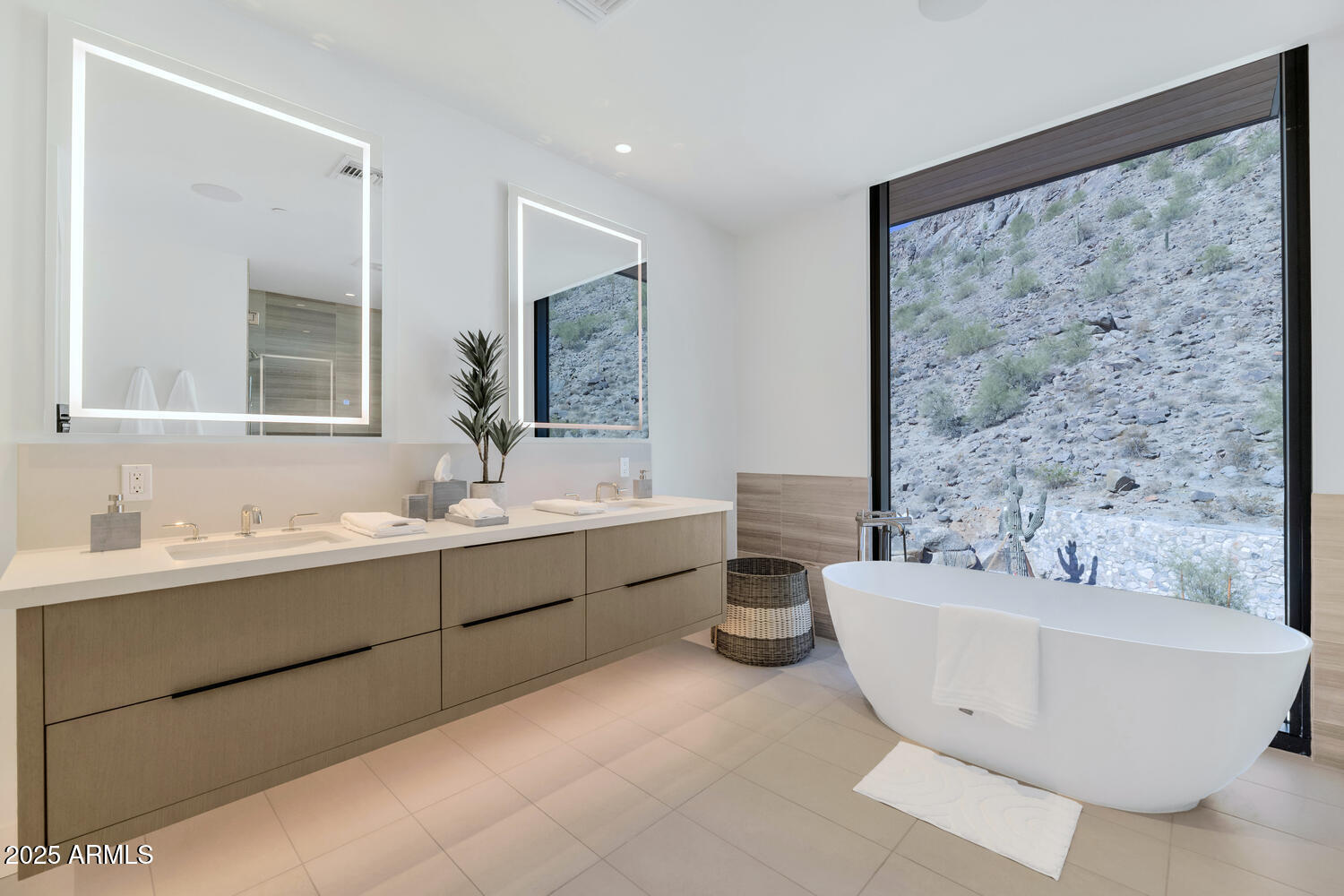 5000 East Camelback Road, Unit 407 Scottsdale, AZ 85253 - Photo 17 of 39 a bathroom with a bathtub and a sink