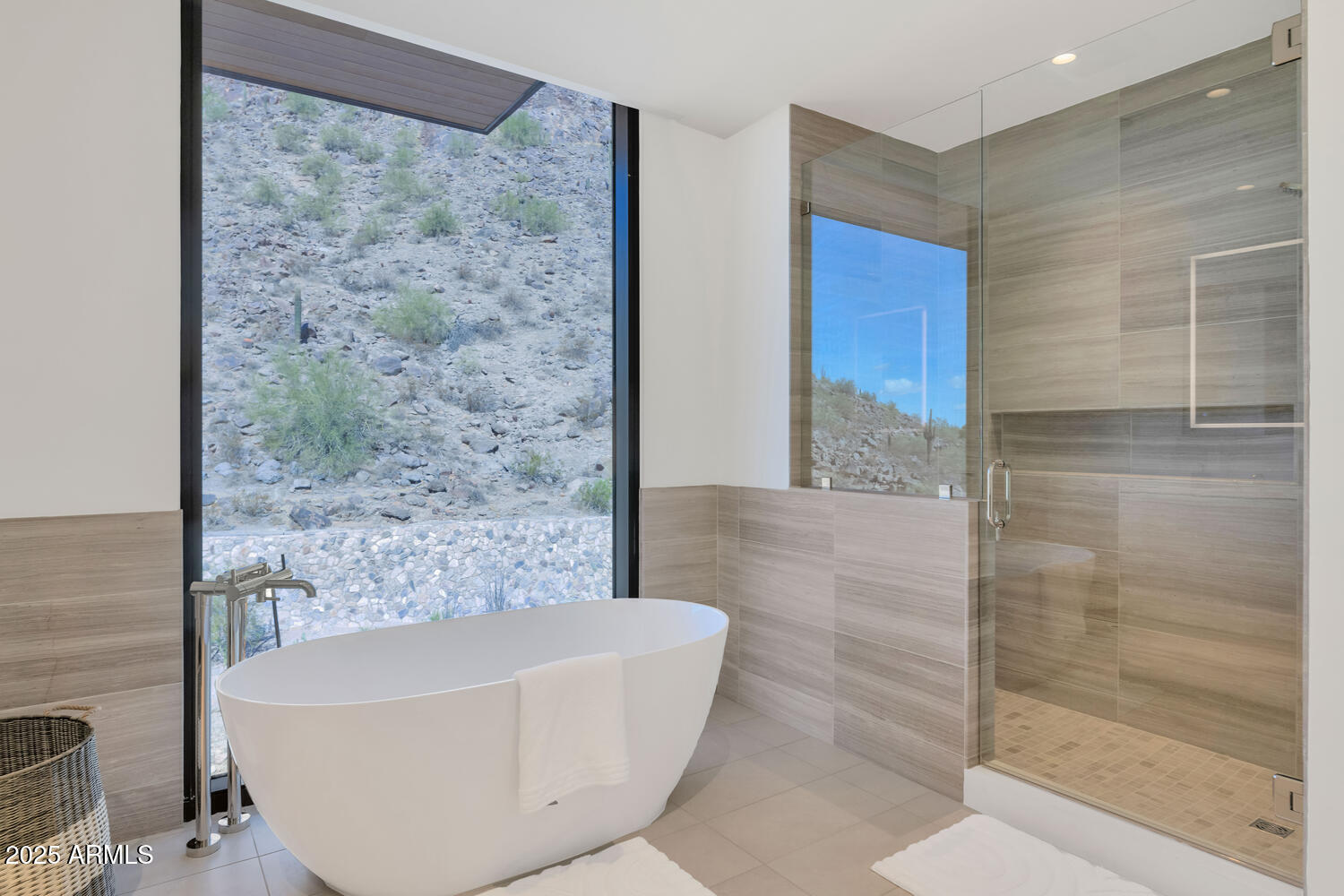 5000 East Camelback Road, Unit 407 Scottsdale, AZ 85253 - Photo 18 of 39 a bathroom with a bathtub