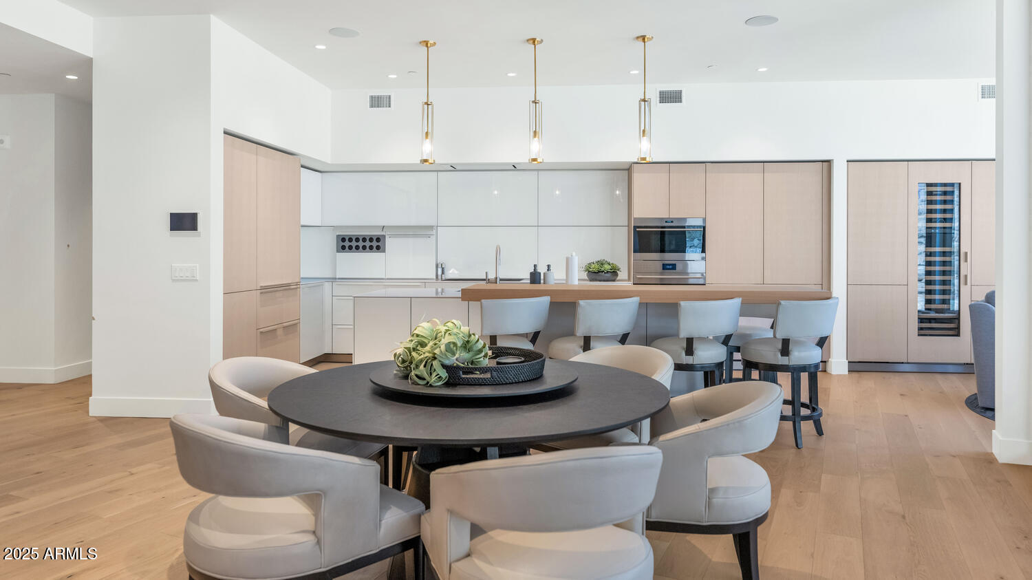 5000 East Camelback Road, Unit 407 Scottsdale, AZ 85253 - Photo 7 of 39 a kitchen with a dining table and chairs