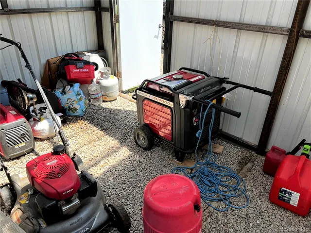 a view of a house with backyard and trees