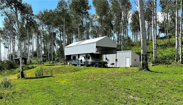 a view of a green yard with lots of bushes