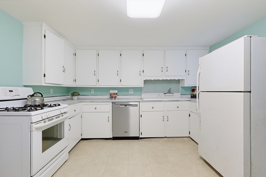 602 Elm Street Walpole, MA 02081 - Photo 8 of 38