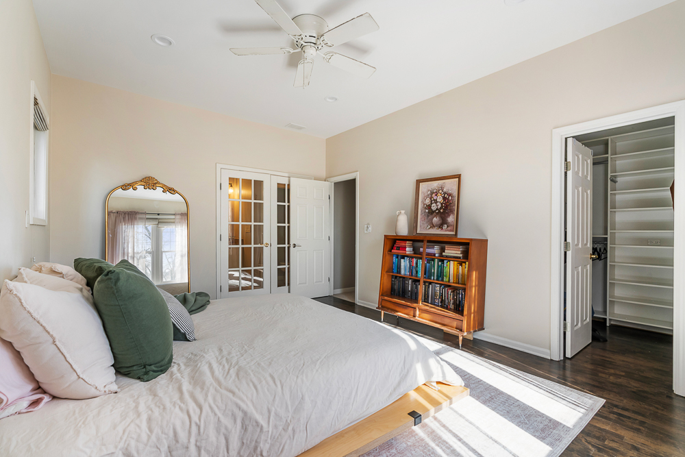 1002 West Altgeld Street, Unit 1002 Chicago, IL 60614 - Photo 15 of 39 a bedroom with a bed bookshelf and a window