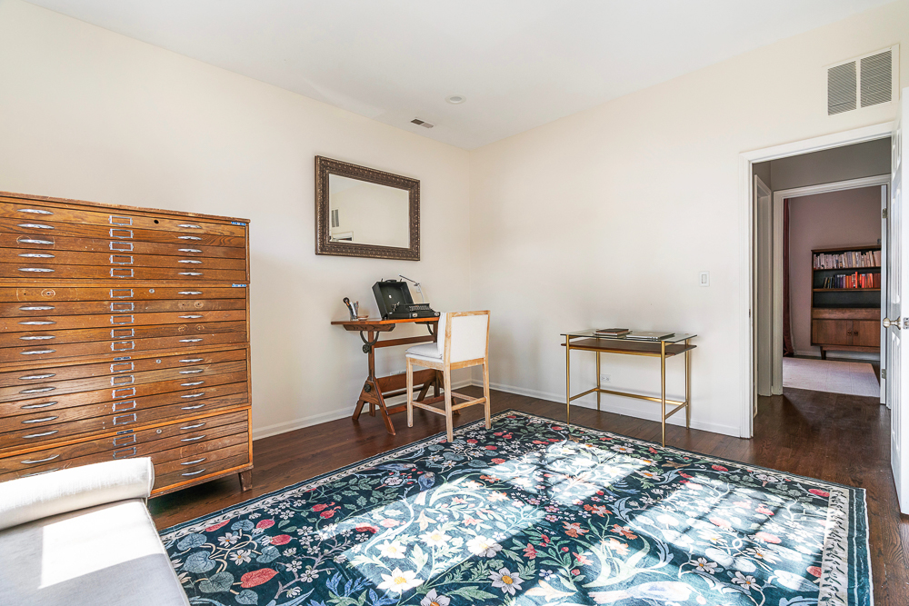 1002 West Altgeld Street, Unit 1002 Chicago, IL 60614 - Photo 19 of 39 a view of a livingroom with furniture