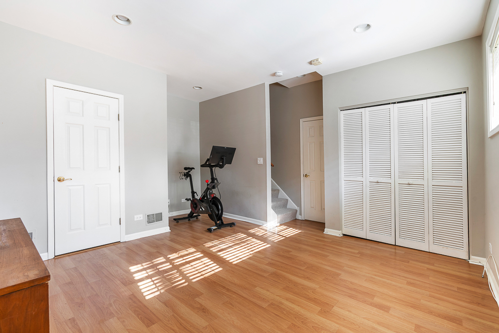 1002 West Altgeld Street, Unit 1002 Chicago, IL 60614 - Photo 25 of 39 a view of a room with gym equipment