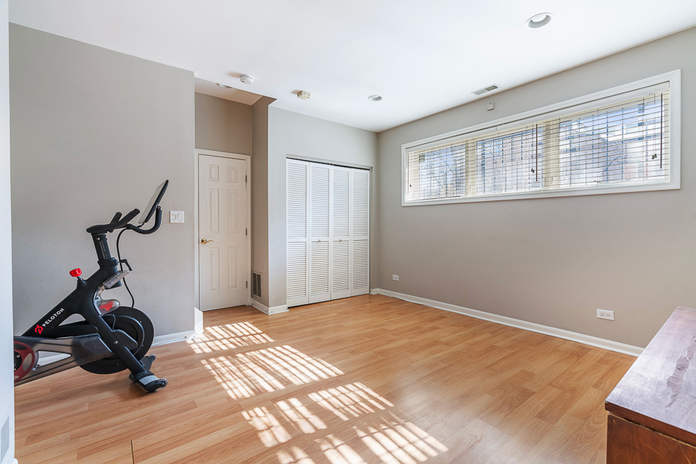 1002 West Altgeld Street, Unit 1002 Chicago, IL 60614 - Photo 26 of 39 a view of a room with gym equipment