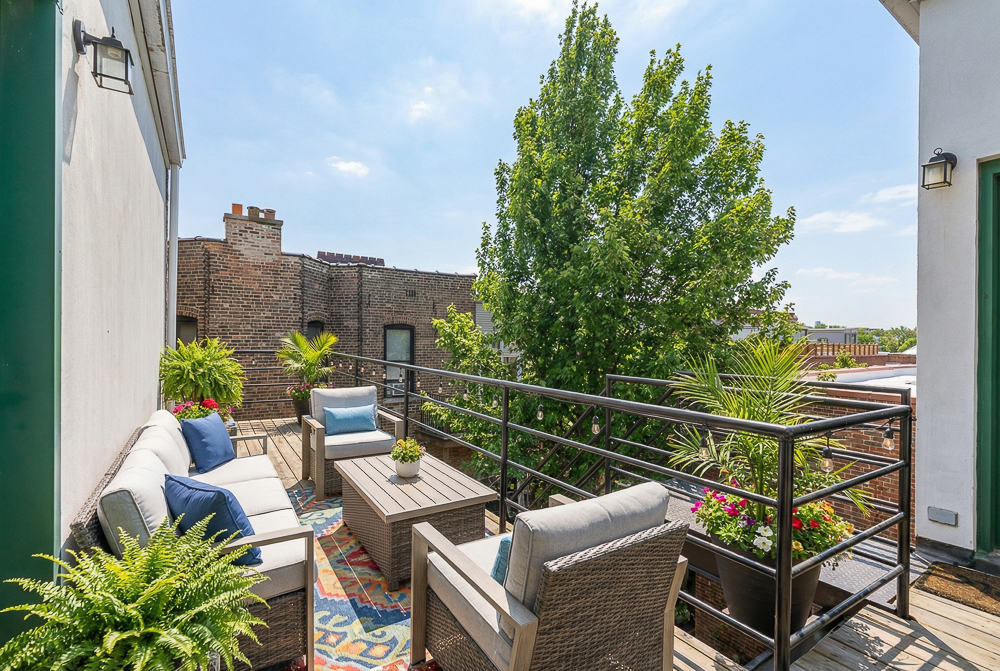 1002 West Altgeld Street, Unit 1002 Chicago, IL 60614 - Photo 28 of 39 a view of a chairs and table in patio