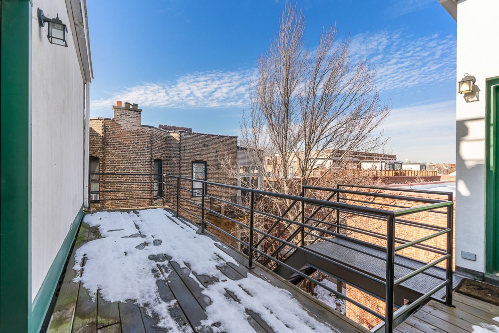 1002 West Altgeld Street, Unit 1002 Chicago, IL 60614 - Photo 29 of 39 a view of a building from a balcony