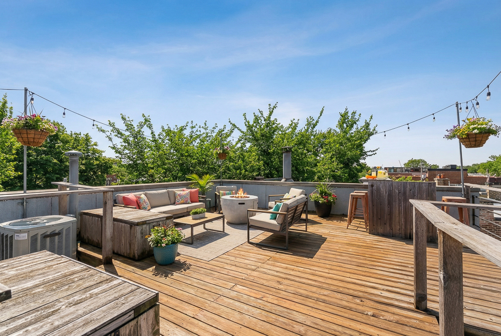1002 West Altgeld Street, Unit 1002 Chicago, IL 60614 - Photo 30 of 39 a terrace view with seating space