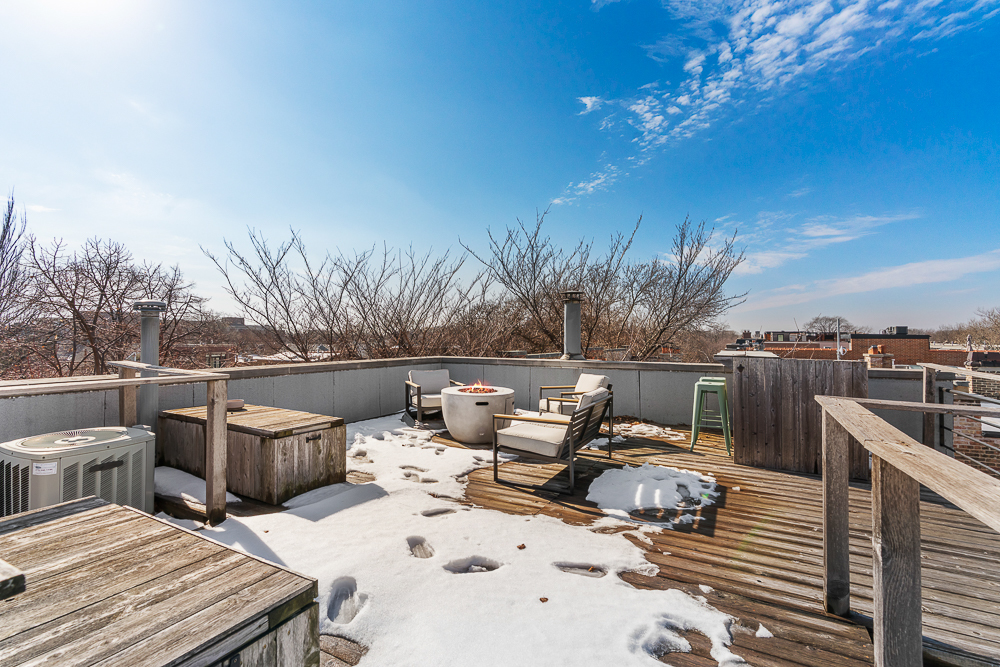 1002 West Altgeld Street, Unit 1002 Chicago, IL 60614 - Photo 31 of 39 a terrace of a house with outdoor seating