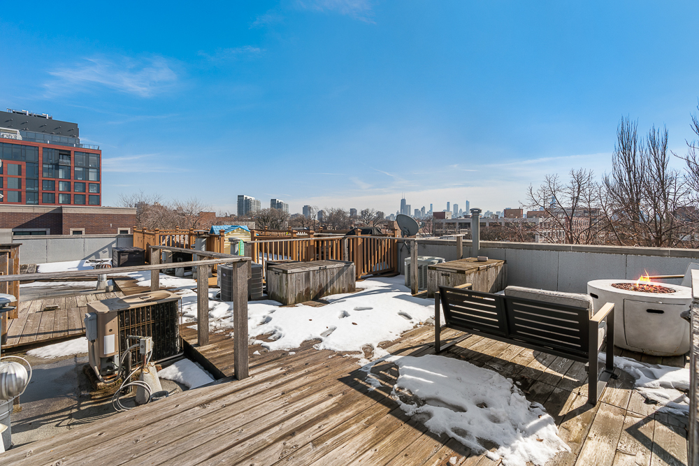 1002 West Altgeld Street, Unit 1002 Chicago, IL 60614 - Photo 32 of 39 a view of a terrace with chairs