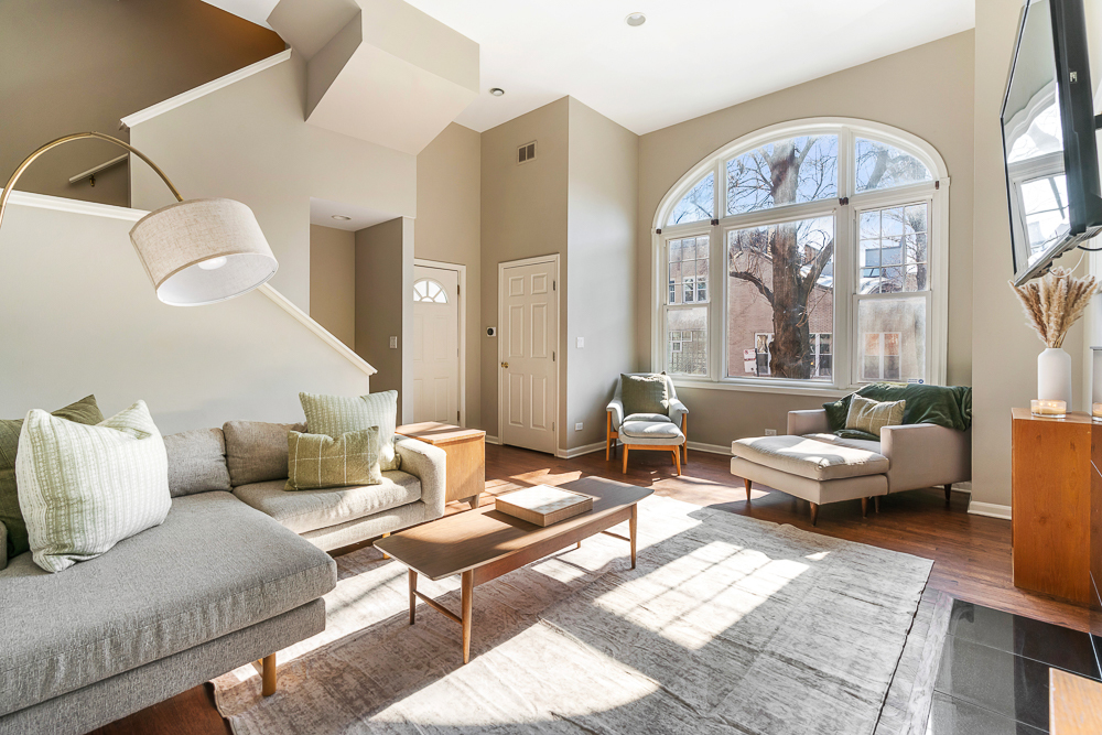 1002 West Altgeld Street, Unit 1002 Chicago, IL 60614 - Photo 4 of 39 a living room with furniture and a large window