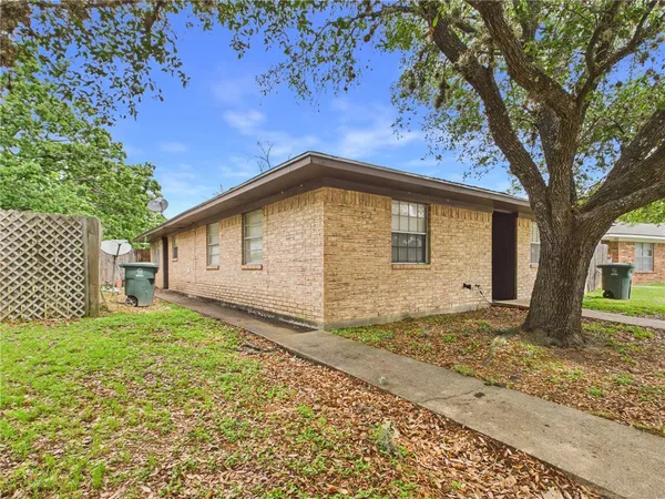 $950 | 2208 Young Place, Unit B, Bryan, TX 77807