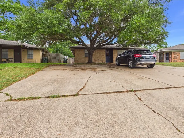 $950 | 2208 Young Place, Unit B, Bryan, TX 77807