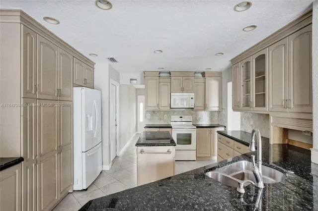 $1,250,000 | 571 Southeast 11th Street, Pompano Beach, FL 33060