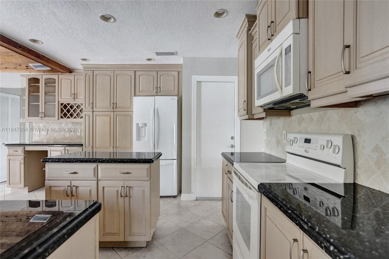 571 Southeast 11th Street Pompano Beach, FL 33060 - Photo 2 of 37