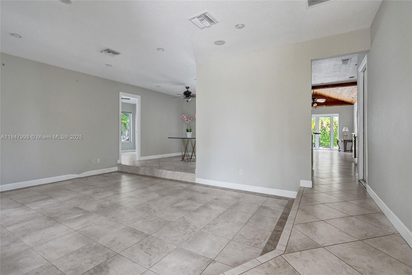 571 Southeast 11th Street Pompano Beach, FL 33060 - Photo 3 of 37