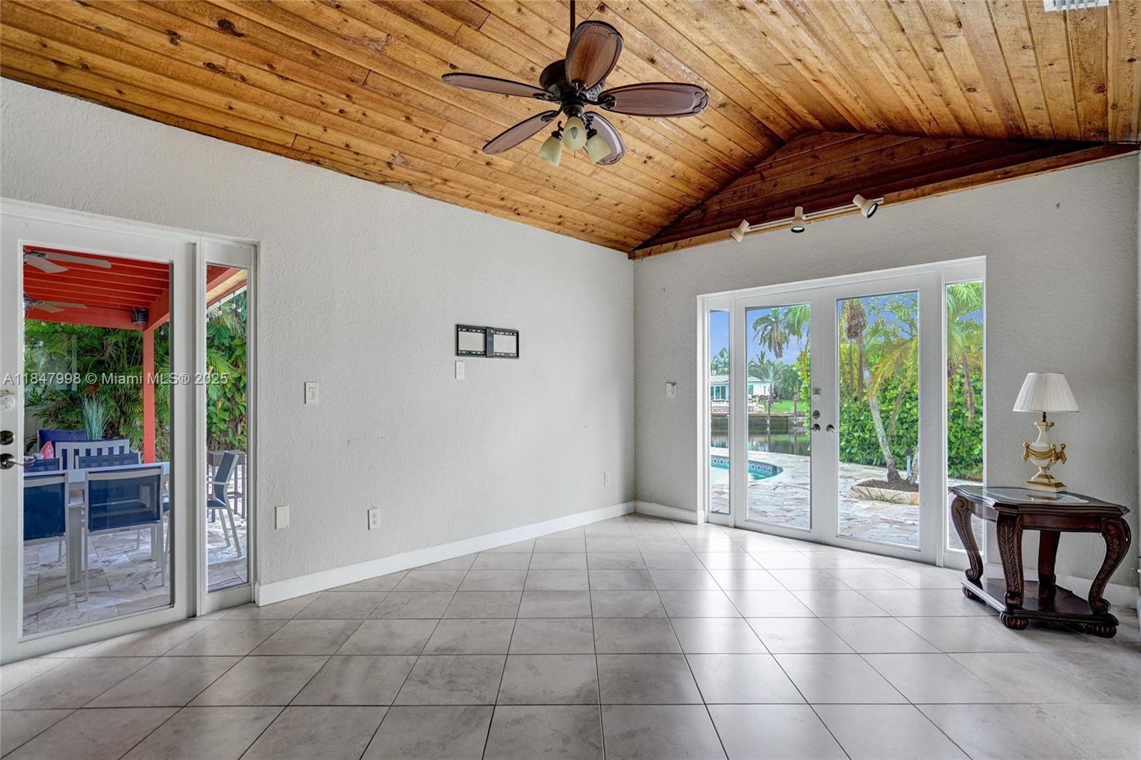 571 Southeast 11th Street Pompano Beach, FL 33060 - Photo 6 of 37