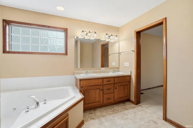 $325,000 | 1622 Tara Bella Lane, Fort Wayne, IN 46845