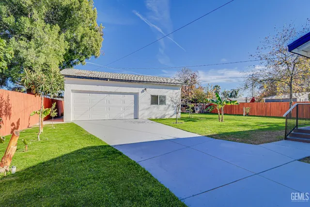 a view of a backyard