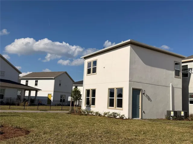 a view of a house with backyard