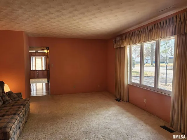 $187,000 | 300 North 8th Street, Elkville, IL 62932