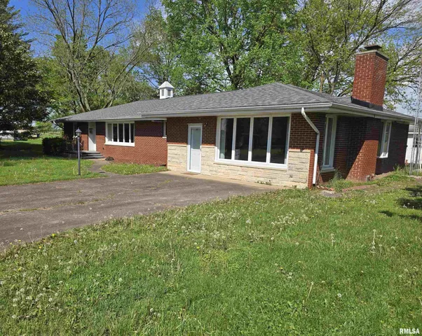 $187,000 | 300 North 8th Street, Elkville, IL 62932