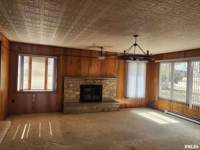 $187,000 | 300 North 8th Street, Elkville, IL 62932