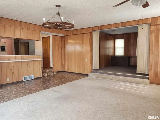 $187,000 | 300 North 8th Street, Elkville, IL 62932