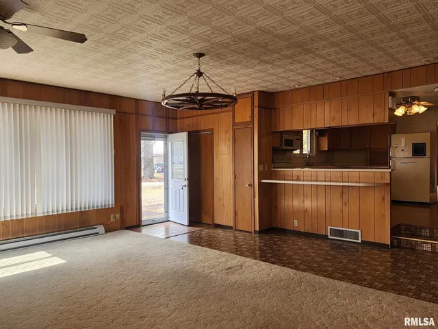 $187,000 | 300 North 8th Street, Elkville, IL 62932