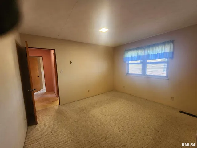 $187,000 | 300 North 8th Street, Elkville, IL 62932