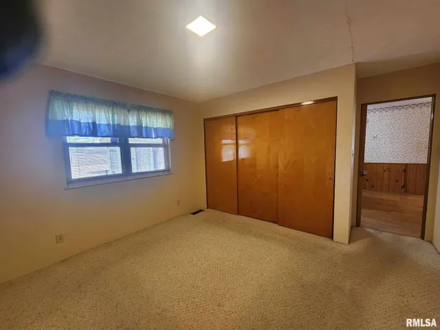 $187,000 | 300 North 8th Street, Elkville, IL 62932