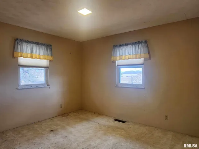 $187,000 | 300 North 8th Street, Elkville, IL 62932