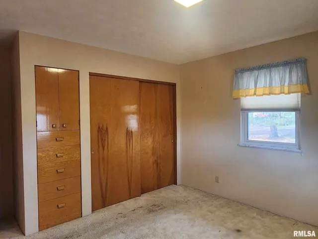 $187,000 | 300 North 8th Street, Elkville, IL 62932