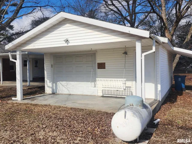 $187,000 | 300 North 8th Street, Elkville, IL 62932