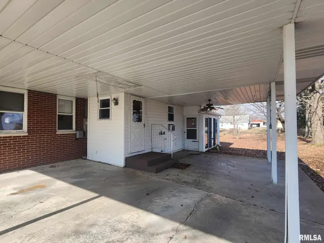 $187,000 | 300 North 8th Street, Elkville, IL 62932