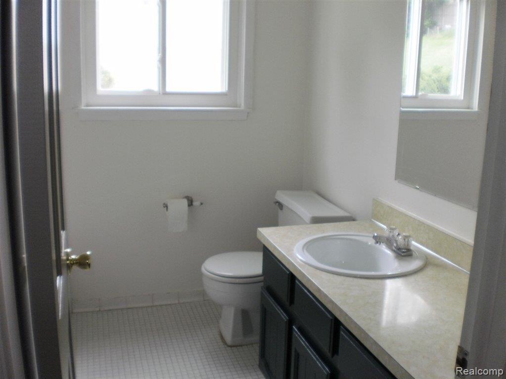 36419 Saxony Road Farmington, MI 48335 - Photo 10 of 17 main bath