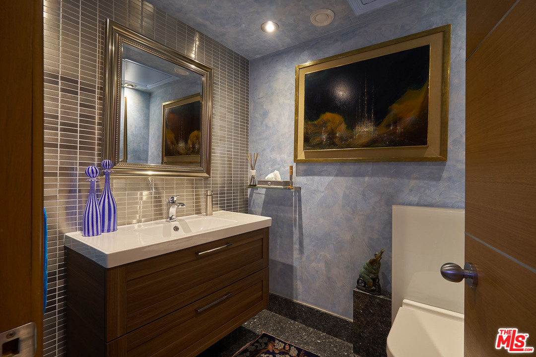 8647 Edwin Drive Los Angeles, CA 90046 - Photo 26 of 32 a bathroom with a sink mirror and toilet