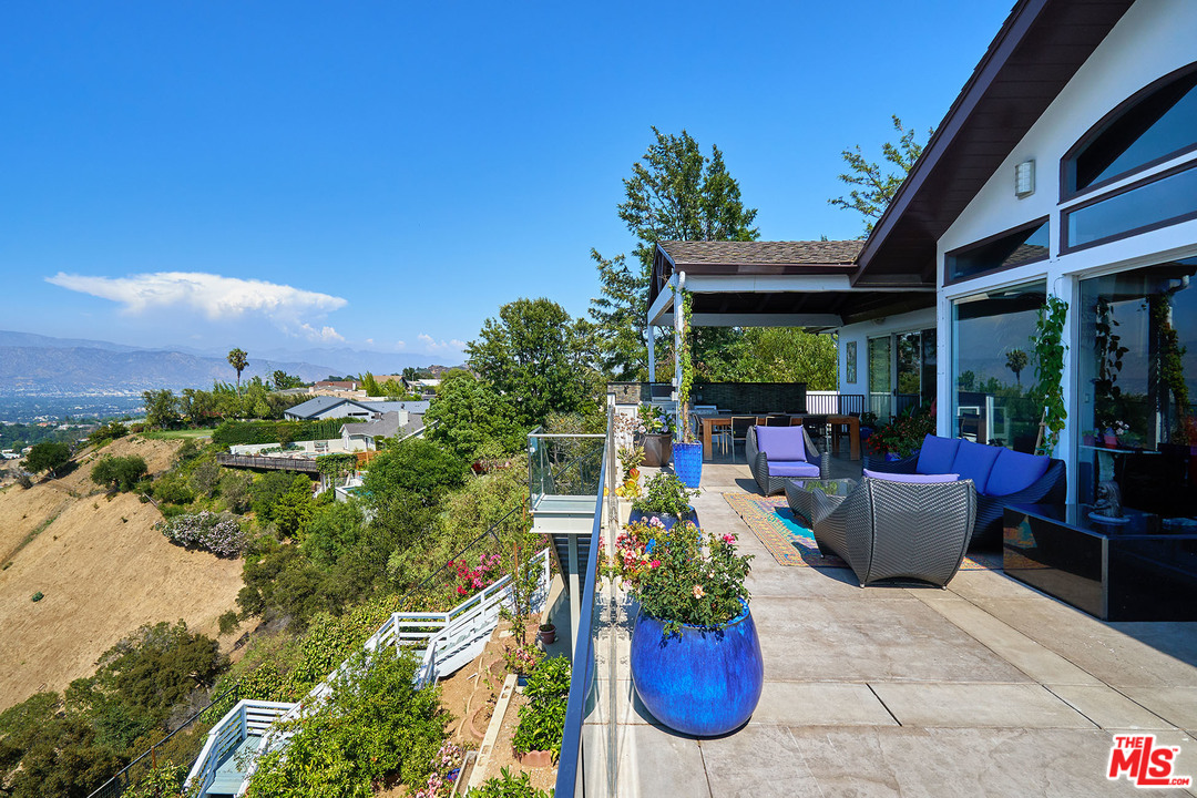8647 Edwin Drive Los Angeles, CA 90046 - Photo 28 of 32 a view of a chairs and table in a patio