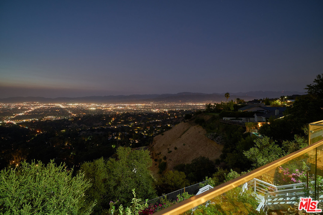 8647 Edwin Drive Los Angeles, CA 90046 - Photo 29 of 32