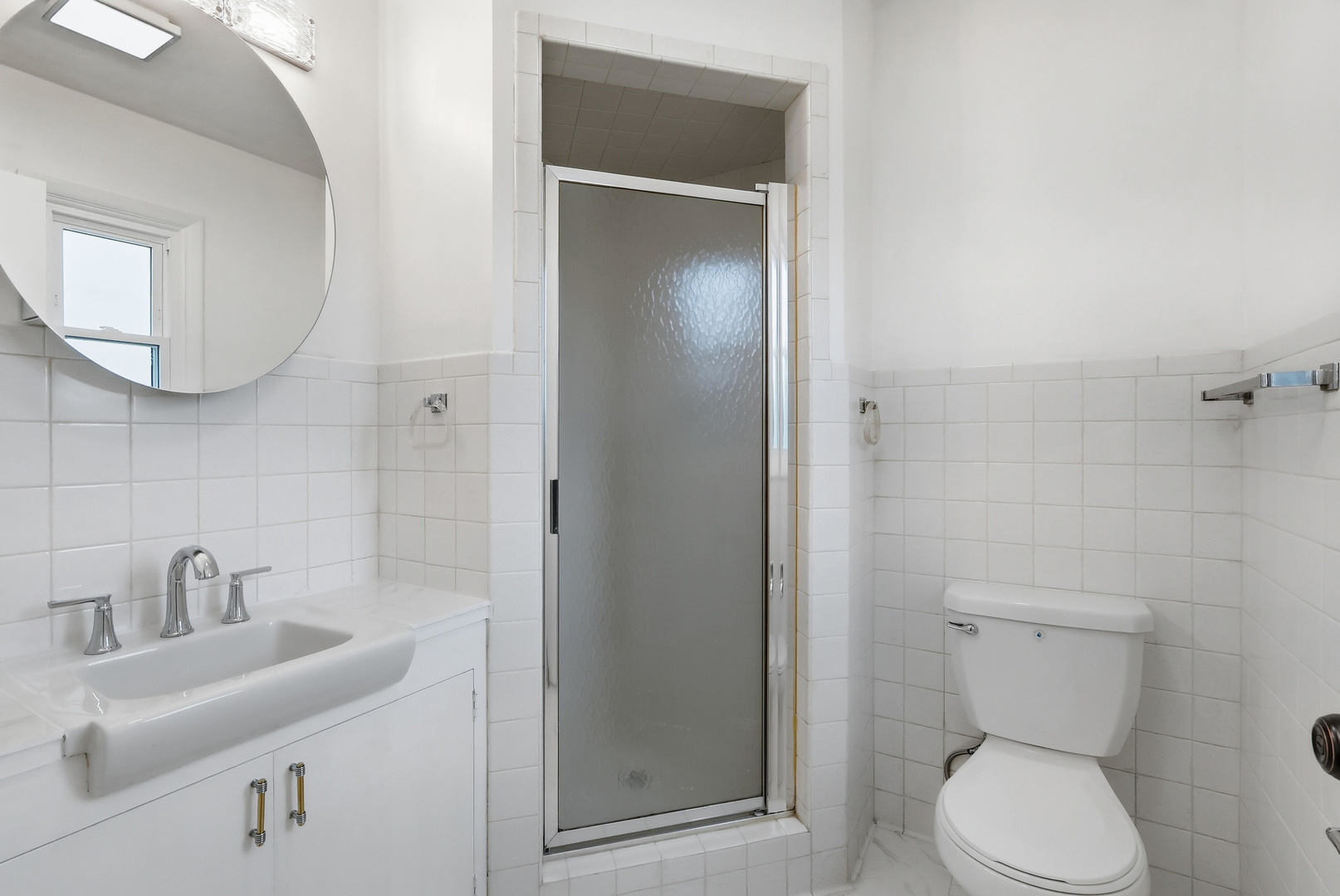 2528 28th Street Moline, IL 61265 - Photo 19 of 35 a bathroom with a toilet sink and mirror