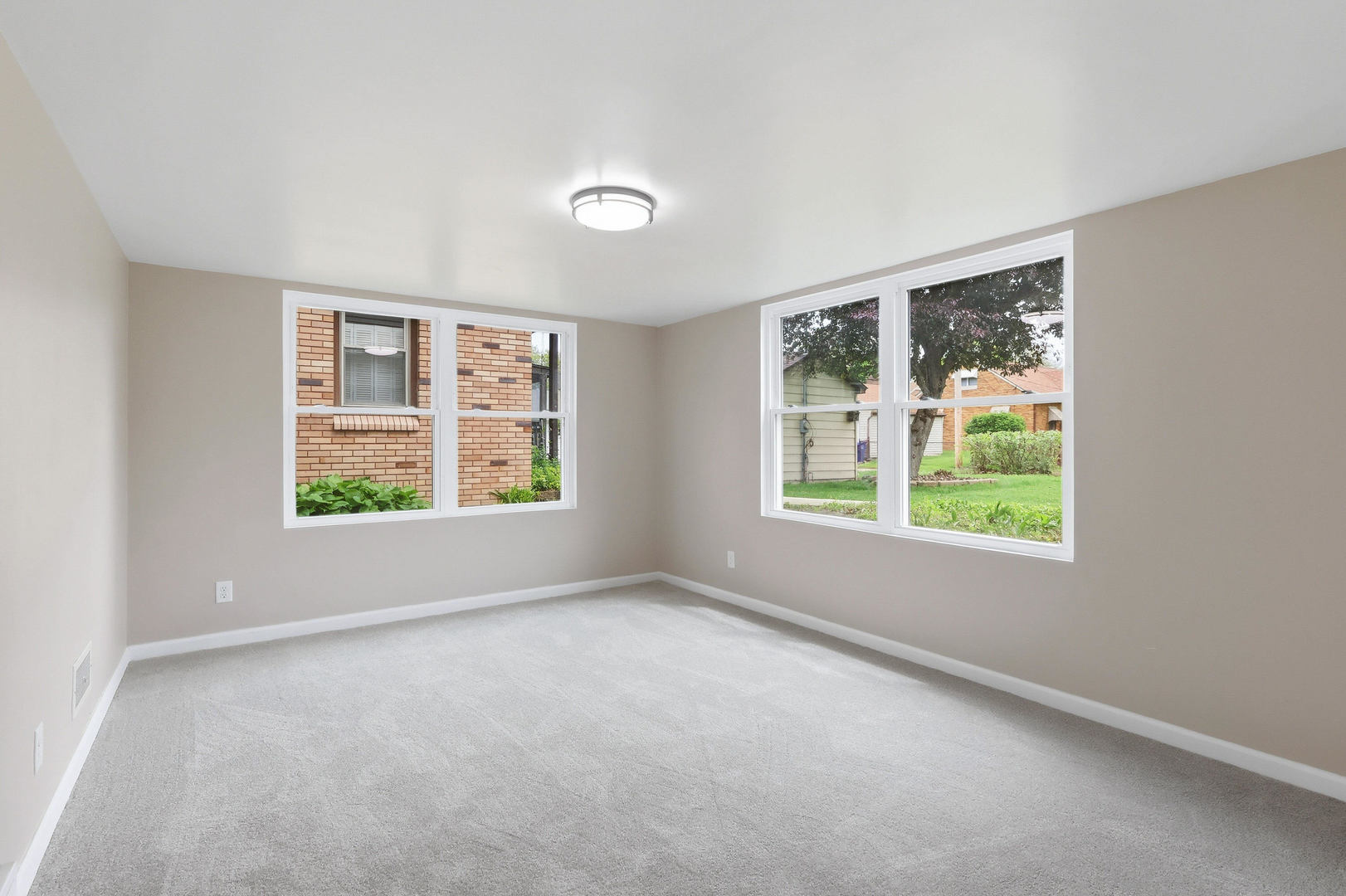 2528 28th Street Moline, IL 61265 - Photo 26 of 35 an empty room with windows