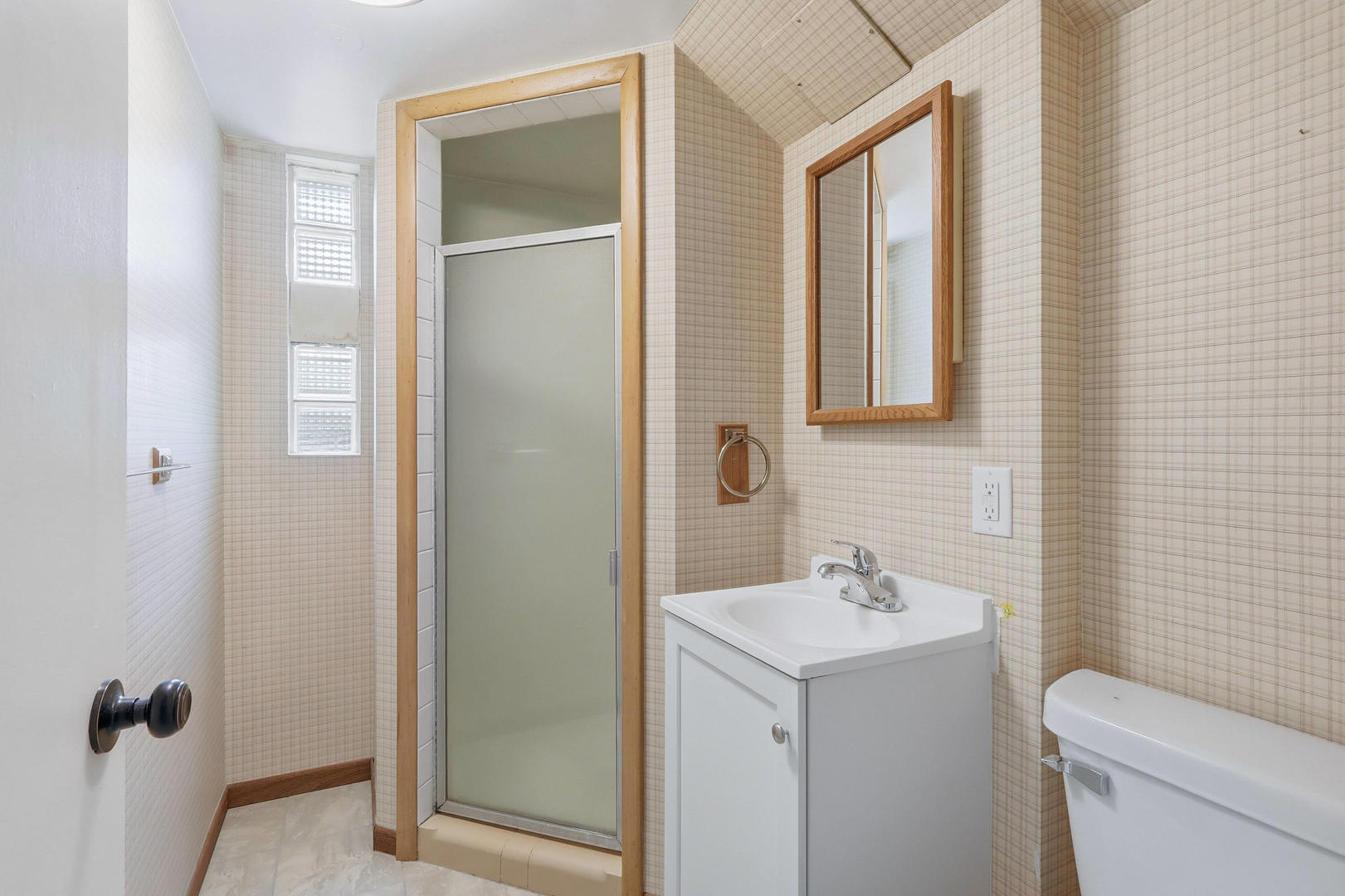 2528 28th Street Moline, IL 61265 - Photo 28 of 35 a bathroom with a sink a toilet and shower