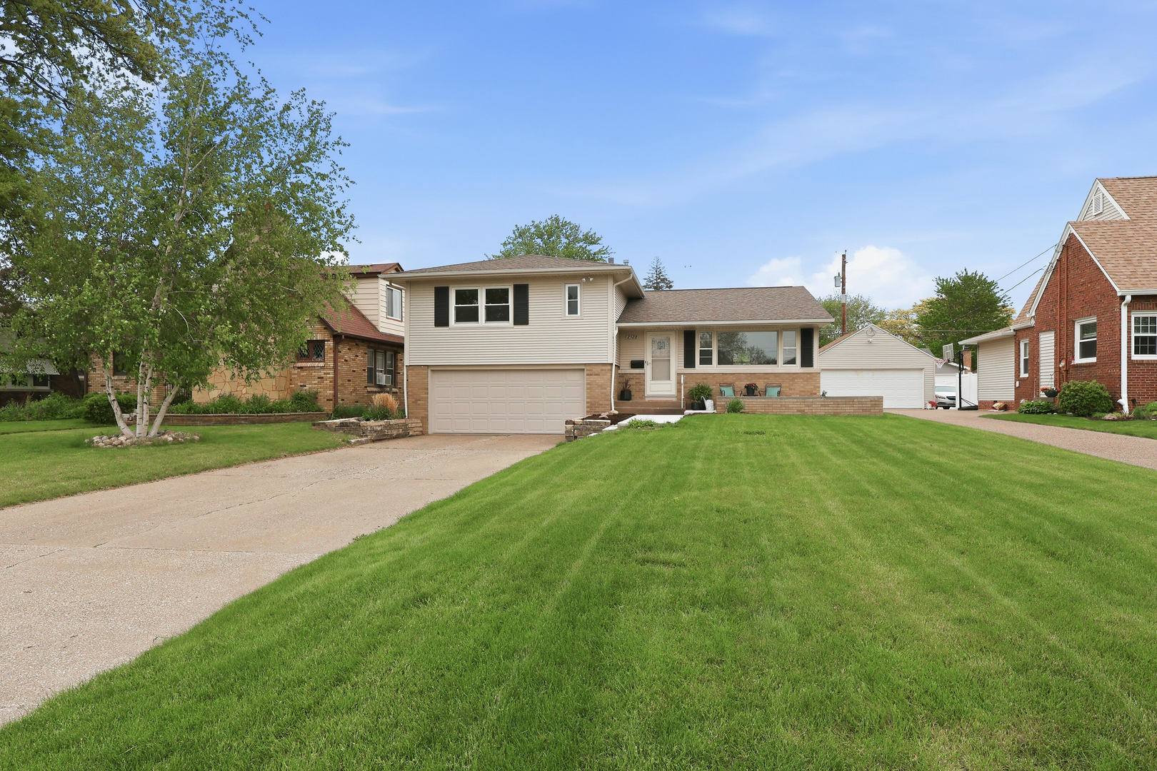 2528 28th Street Moline, IL 61265 - Photo 3 of 35 a front view of a house with a yard and trees