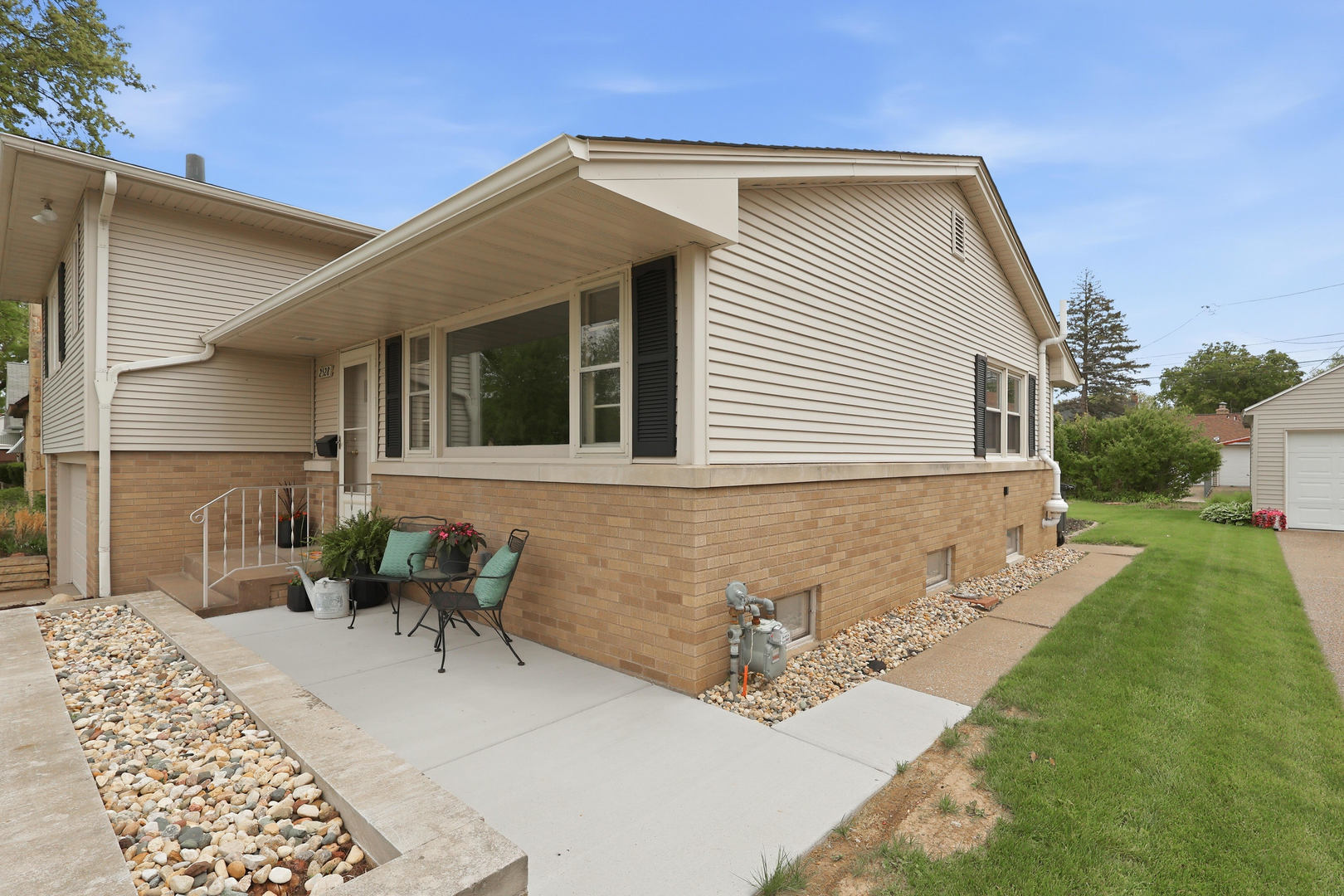 2528 28th Street Moline, IL 61265 - Photo 4 of 35 a front view of a house with garden
