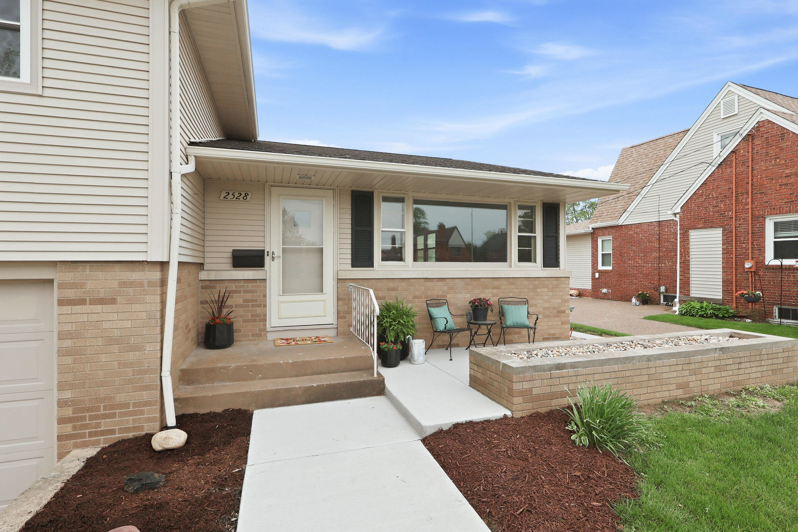2528 28th Street Moline, IL 61265 - Photo 5 of 35 a view of a house with patio