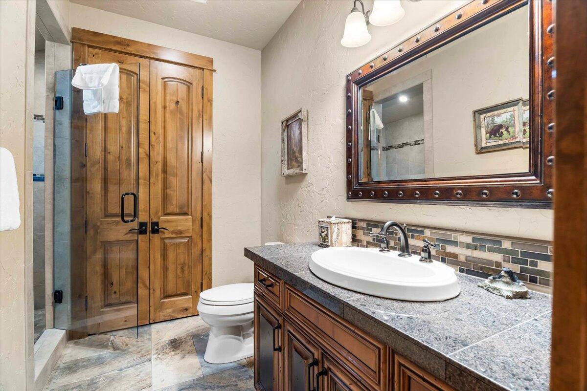 56184 Sable Rock Loop Bend, OR 97707 - Photo 59 of 72 65-Guest Bathroom
