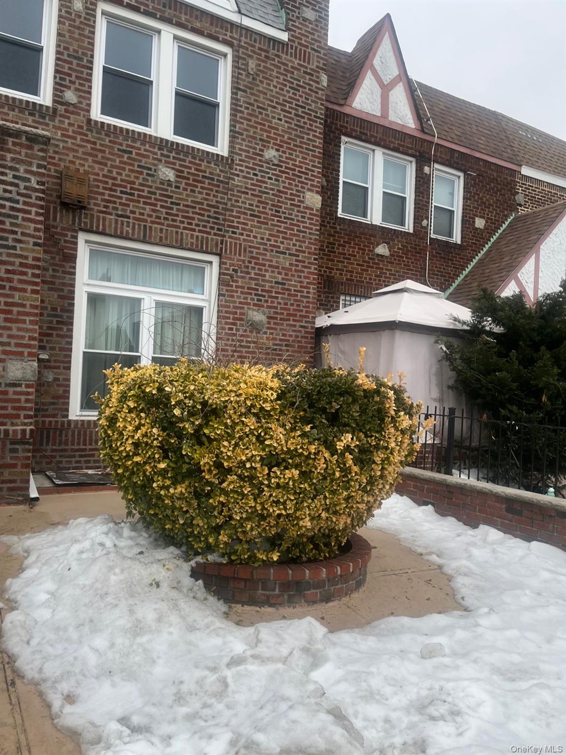 250-23 88th Road, Unit 1R Queens, NY 11426 - Photo 2 of 27