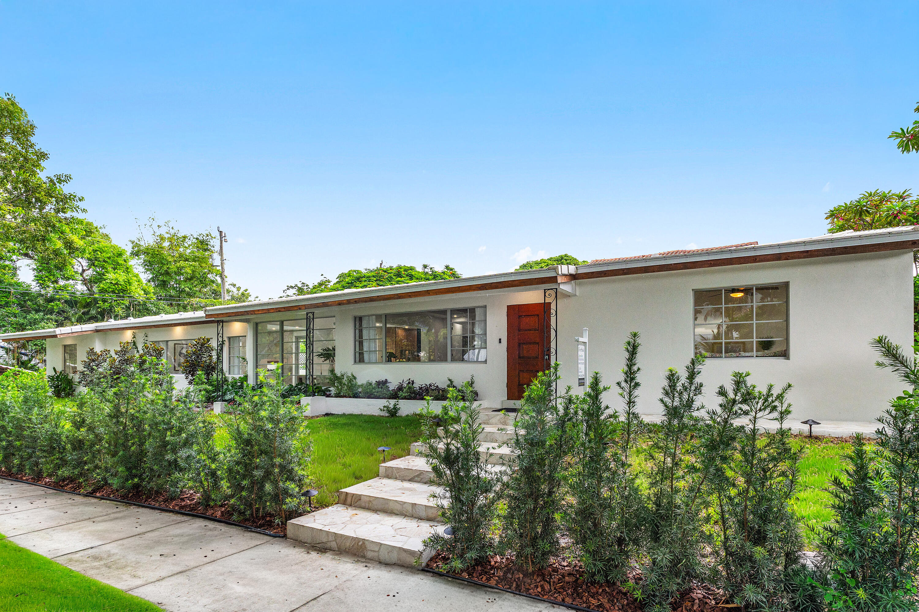 2330 Lake Avenue, Unit 2330 West Palm Beach, FL 33401 - Photo 40 of 44 a front view of house with yard and green space